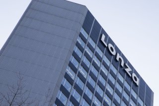 Comme attendu, Lonza a affiché une performance en repli l'an dernier. Subissant une contraction de ses ventes, le sous-traitant pharmaceutique bâlois a également vu son bénéfice net se contracter en l'espace d'un an à 637 millions de francs, contre 655 millions en 2023. KEYSTONE/PATRICK STRAUB